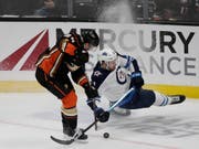 Die Winnipeg Jets mit Verteidiger Tucker Poolman gerieten gegen die Anaheim Ducks ins Straucheln (Bild: KEYSTONE/FR170211 AP/ALEX GALLARDO)