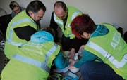 Noch ist es eine Übung: First Responder nehmen an einer Schulung in St.Niklausen teil.Bild: Marion Wannemacher (Kerns, 12. Dezember 2015)