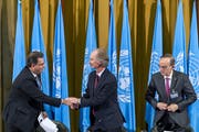 Ahamad Kuzbari (links) von der syrischen Regierung beim Handschlag mit Geir O. Pedersen, dem UNO-Sondergesandten. Rechts sitzt Hadi al-Bahra, Vertreter der Opposition. Bild: Keystone