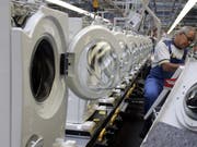 Der Hausgerätehersteller Miele plant einen einschneidenden Stellenabbau. Bis Ende 2021 sollen in einem ersten Schritt weltweit rund 1070 Stellen gestrichen werden. (Bild: KEYSTONE/AP/ROBERTO PFEIL)