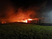 Aargauer Weinhandlung in Flammen: Der Sachschaden beträgt mehr als eine Million Franken. (Bild: Handout Kantonspolizei Aargau)