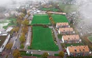 Zwischen Eisbahnstrasse und Schulsportanlage Schönau enthält die Stadt 55000 Quadratmeter zusammenhängendes Land entlang der Zürcher Strasse. Es handelt sich dabei gemäss Baudirektorin Maria Pappa um wertvolles Entwicklungsgebiet. (Bilder: Ralph Ribi)