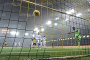 Wütend schlägt FCZ-Goalie Yanik Brecher nach dem 0:3 den Ball noch einmal ins Netz (Bild: key).
