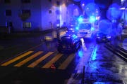 Ein Mann musste nach einem Unfall mit Verletzungen ins Spital eingeliefert werden. (Bild: Kapo)