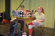 Julia Z'graggen und Daniel Arnold von der Theatergruppe Altdorf zeigen ihr schauspielerisches Talent.