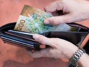 In der Schweiz dürften die Löhne laut einer Umfrage der UBS im kommenden Jahr im Durchschnitt leicht steigen. Nach Abzug der Teuerung bleibt den Schweizer Angestellten 0,3 Prozent mehr im Portemonnaie. (Bild: KEYSTONE/CHRISTIAN BEUTLER)