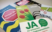 Beide Seiten wollen mit Flugblättern Aufmerksamkeit generieren und für ihre Anliegen werben. (Bild: Jolanda Riedener)