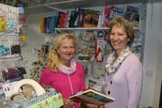 Irène Odermatt (links) übergibt ihr Geschäft Jo-Jo an Sandra Würsch. (Bild: PD)