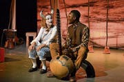 Autorin Vreni Achermann (links) und Sadio Cissokho im Stück «Giraffenland». (Bild: Yvonne Imbach, Willisau, 26. Oktober 2019)