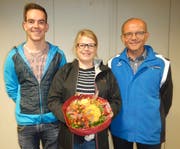Der Präsident des Trägervereins LSO Zentralschweiz mit den Geehrten; von links: Fabio Wyrsch (Nationalkader Gewehr olympisch), Belinda Gamma, abtretende Aktuarin und Adi Arnold, Präsident.Bild: PD