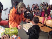 Ein Team der Aktion Weihnachtspäckli verteilt die Geschenke in Albanien. (Bild: PD)