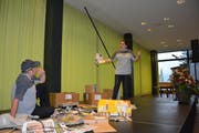 Stefanie Hanselmann und Bruno Gisler von der Theatergruppe Altdorf spielten zwei Postboten.