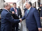 Der ungarische Regierungschef Orban (rechts) als Brückenbauer zum Osten? Im Bild: Begrüssung des russischen Präsidenten Putin (links) in Budapest. (Bild: KEYSTONE/EPA SPUTNIK POOL/ALEXEY NIKOLSKY / SPUTNIK / KREMLIN PO)