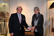 Regierungsrat Daniel Wyler übergibt den Poststempel Klara Spichtig, Leiterin Historisches Museum Obwalden. (Bilder: Romano Cuonz, Sarnen, 30. Oktober 2019)