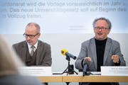 Uniratspräsident Stefan Kölliker (links) und Prorektor Peter Leibfried präsentieren die Ergebnisse der Sonderprüfung aller HSG-Institute. (Bild: Ralph Ribi)