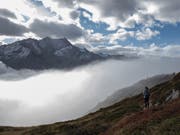 Der Monat Oktober brachte der Schweiz milde Temperaturen und reichlich Niederschläge. (Archivbidl) (Bild: KEYSTONE/GIAN EHRENZELLER)