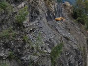 Blick von der Deponie in Richtung Steinbruch Gasperini. Eine so genannte Berme soll die Sicherheit der Arbeiten auf der Deponie erhöhen. (Bild: PD)