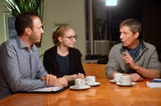 Marc und Selina Tuchschmid im Gespräch mit dem aktuellen «Mettlenhof»-Pächter Alfons Götte.