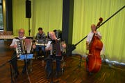 Das Handorgelduo Huser-Brun besteht aus drei Musikanten: Michel Huser und Hans Brun am Akkordeon und Toni Trachsel am Bass.