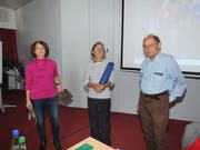 Präsident der Pro Rigi Urs Galliker dankt Ruth Schaffner (mitte) für die geleistete Arbeit als Wachchefin der Pro Rigi. Dieses Amt wird von Sylvia Blezinger (links) übernommen. (Bild: PD)