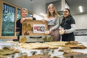 Lehrerin Christa Büchel mit zwei Schülerinnen und den Spitzbuben im Stadtlogo-Design. (Bild: Andrea Stalder)