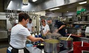 Beatrice Stark (links) bereitet eine Rösti zu, während Küchenchef Sven Ottinger (mit Kopftuch) alles koordiniert. (Bild: Tobias Söldi)