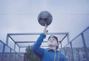 Der Spielfilm «Home Games» erzählt die Geschichte von Alina, einem weiblichen Fussballtalent aus der Ukraine. Der berührende Streifen ist am 16. November im Kino Tiffany in St.Gallen an den Fussball-Lichtspielen zu sehen. (Bild: PD)