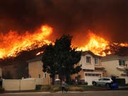 Flammen in Santa Clarita, wenige Kilometer nördlich von Los Angeles. (Bild: KEYSTONE/AP/MARCIO JOSE SANCHEZ)