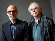 Erinnerungen an eine gute Zeit: Die ehemaligen R.E.M.-Bandkollegen Michael Stipe (links) und Mike Mills freuen sich auf die Jubiläums-Neuauflage ihres 1994er Albums «Monster». (Bild: Keystone/DPA dpa-Zentralbild/BRITTA PEDERSEN)