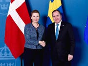 Wollen gemeinsam stärker gegen kriminelle Banden vorgehen: Dänemarks Premierministerin Mette Fredriksen und Schwedens Premier Stefan Lofven bei einem Treffen in Stockholm. (Bild: KEYSTONE/AP TT NEWS AGENCY/STINA STJERNKVIST)
