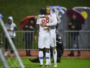 Pajtim Kasami und Seydou Doumbia freuen sich über den Sieg beim FC Linth (Bild: KEYSTONE/GIAN EHRENZELLER)