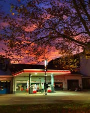 Momentaufnahme. Die schön ausgeleuchtete Tankstelle an der Bogenstrasse mit morgenroten Wolken als Hintergrund. (Bild: René Rödiger - 24. Oktober 2019)