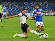 Remo Freuler im Duell mit Napolis Lorenzo Insigne (Bild: KEYSTONE/AP ANSA/CIRO FUSCO)