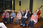 Das sind einige der Ältesten beim 51. Kaffeechränzli der Dätwyler Stiftung, von links: Irmgard Gisler Meier (95), Albert Furger (95), Martha Fedier-Imhof (95), Max Dätwyler (90), Maria Indergand (97). (Bilder: Christian Tschümperlin, Altdorf, 30. Oktober 2019)