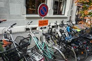 Der Schnappschuss von der Merkurstrasse wirft ja schon noch grundsätzliche Fragen auf: Haben Velofahrerinnen und Velofahrer grundsätzlich eine lange Leitung? Siegt da einfach die Macht der Gewohnheit über den Ordnungssinn der Stadtpolizei? Oder fehlen an den Zugängen zum neuen Bahnhofplatz entlang der St.Leonhard-Strasse vielleicht doch einige gut platzierte Abstellplätze für Velos? Auf Antworten darf man gespannt sein. (Leserbild: Emil Annen - 30. Oktober 2019)