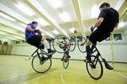 Der Radball-Verein Frauenfeld beim Training. (Bild: Donato Caspari)