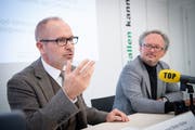 Regierungsrat Stefan Kölliker (l.) und Prorektor Dr. Prof. Peter Leibfried informieren an der Medienkonferenz. (Bild: Ralph Ribi)
