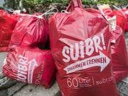 «Suibr» soll es sein: Abfallgebühren decken landesweit nur 72 Prozent der Kosten. Im Bild: Gebührensäcke der Gemeinde Stans NW, beschriftet im lokalen Dialekt. (Bild: KEYSTONE/URS FLUEELER)