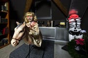 Das Schaukelpferd mit der blonden Puppe. (Bild: KEYSTONE/Alexandra Wey)
