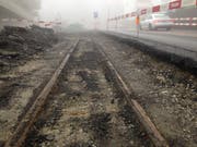 Das alte Tramgleis in der Teufener Strasse. Es blieb nach Einstellung des Betriebs 1950 im Boden und wurde im Laufe der Jahre mit mehreren Asphaltschichten zugedeckt. (Bilder: Reto Voneschen - 31. Oktober 2019)