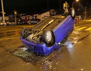 Ein Auto kam auf dem Dach liegend zum Stillstand. (Bild: Luzerner Polizei)