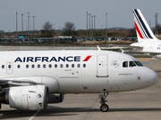 Air France-KLM hat im Sommer unter tieferen Ticketpreisen und teurerem Treibstoff wie auch unter der Entscheidung zur Aufgabe der A380-Maschinen gelitten. (Bild: KEYSTONE/AP/CHRISTOPHE ENA)