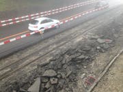 Die Baustelle an der Teufener Strasse oberhalb ihrer Verzweigung mit der Hochwachtstrasse: Gut zu erkennen das alte Tramgleis. Rechts im Bild ist noch der Rand des alten Trottoirs zu sehen. Links rollt der Verkehr. Bergwärts fahren die Autos heute provisorisch dort, wo bis Herbst 2018 die Züge der Appenzeller Bahnen rollten.