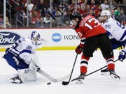 Nico Hischier scheitert an Tampa Bays Goalie Curtis McElhinney (Bild: KEYSTONE/AP/FRANK FRANKLIN II)
