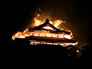 Weltkulturerbe in Flammen: Das Hauptgebäude der Burg Shuri im südjapanischen Ferienparadies Okinawa stand in der Nacht zum Donnerstag im Vollbrand. (Bild: KEYSTONE/EPA/HITOSHI MAESHIRO)