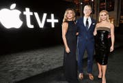 Apple-Boss Tim Cook, umgarnt von Jennifer Aniston (links) und Reese Witherspoon. Bild: Apple