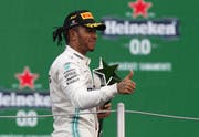 Daumen hoch: Lewis Hamilton nach seinem Sieg in Mexiko. (Bild: Rebecca Blackwell / AP, Mexico City, 27. Oktober 2019)