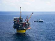 Der Ölkonzern Shell hat im dritten Quartal die niedrigeren Ölpreise zu spüren bekommen - im Bild eine Shell Ölplattform im Golf von Mexiko. (Bild: KEYSTONE/EPA/MIKE DUHON / ROYAL DUTCH SHELL)