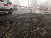 Bei der Verzweigung Teufener- und Hochwachtstrasse verschwindet das alte Tramgleis wieder unter dem Strassenbelag.