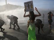 Die Polizei in der chilenischen Hauptstadt Santiago setzt Wasserwerfer gegen Anti-Regierungsdemonstranten ein. (Bild: KEYSTONE/AP/RODRIGO ABD)